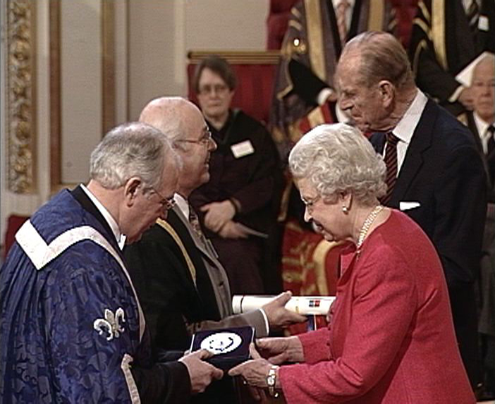 A picutre of the Queen presenting Professor Sir Philip Cohen with the Queen's anniversary award