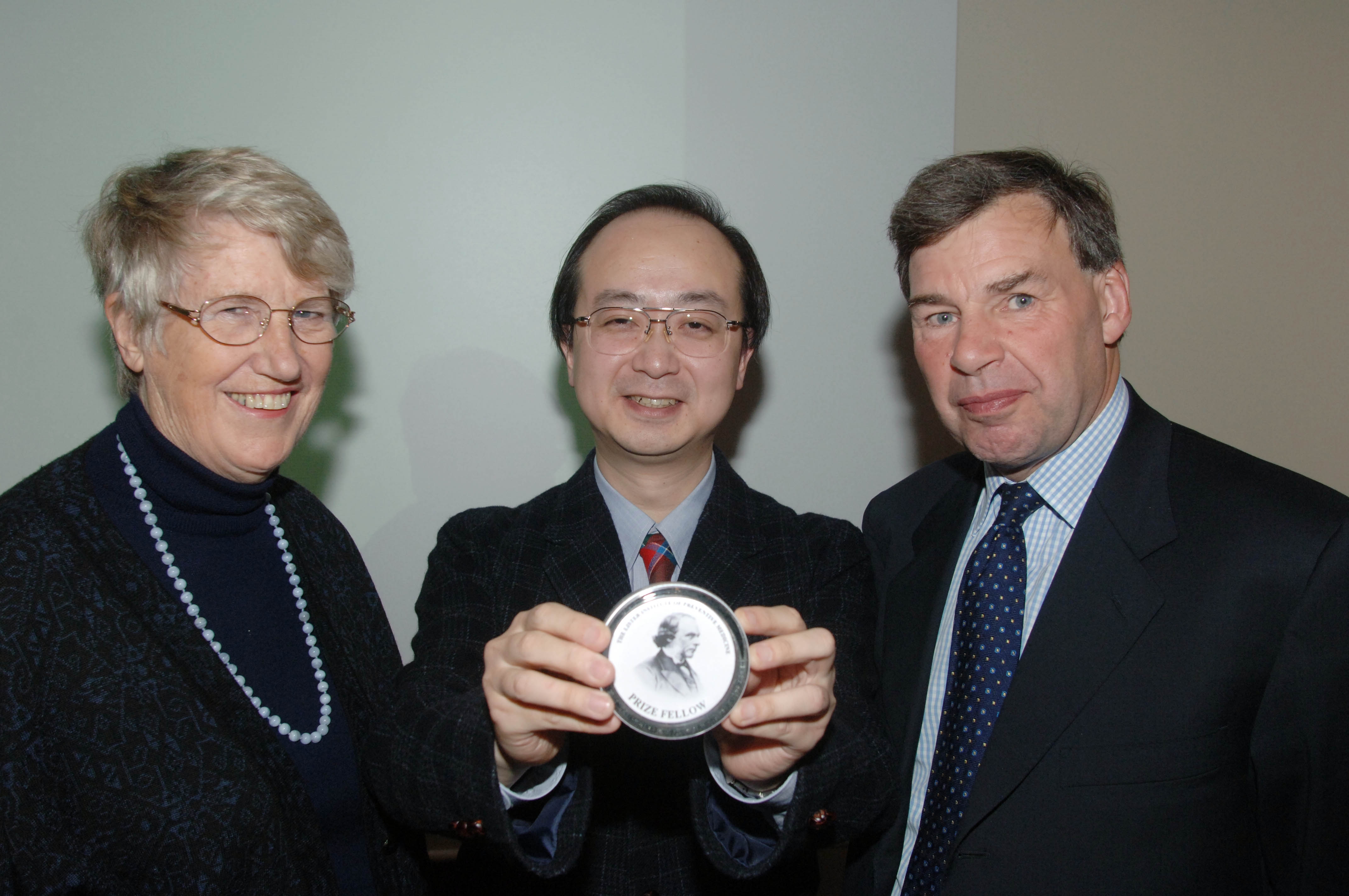 picture of Dr Tanaka being awarded the lister prize