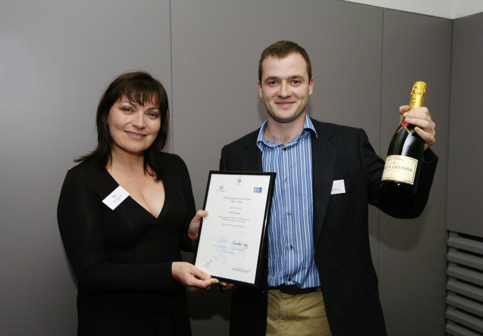 photo of Lorraine Kelly presenting awards to students who have proved their business potential